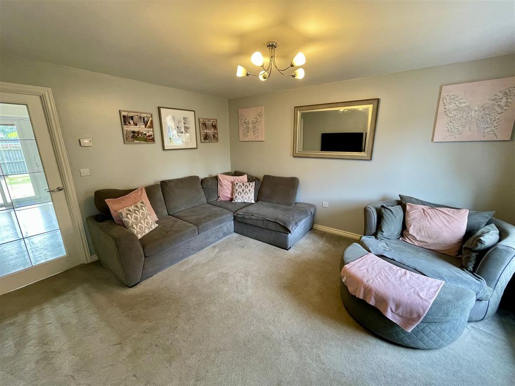 Property photo 3 of 13 Lounge