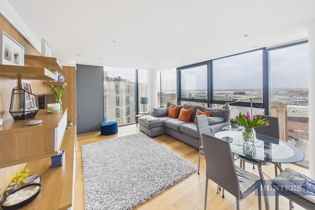 Property photo 3 of 10 39 Front Room.Jpg