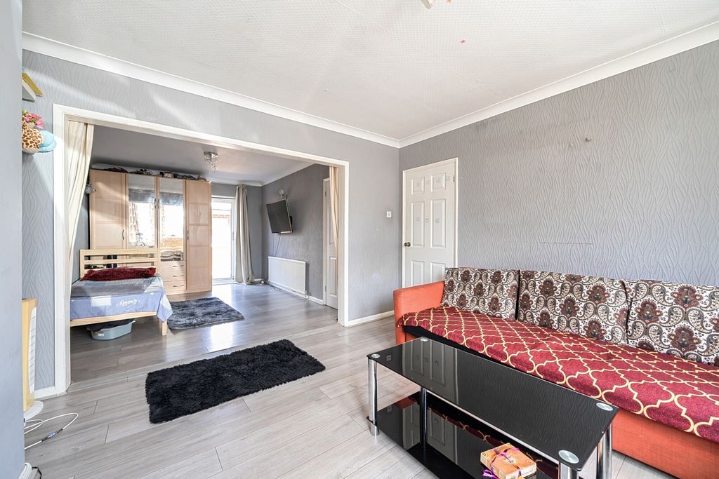 Property photo 3 of 16 1330878-10-689200...