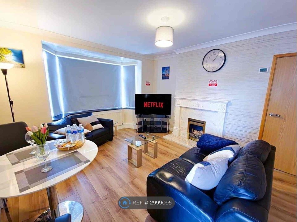 Property photo 1 of 19 Lounge