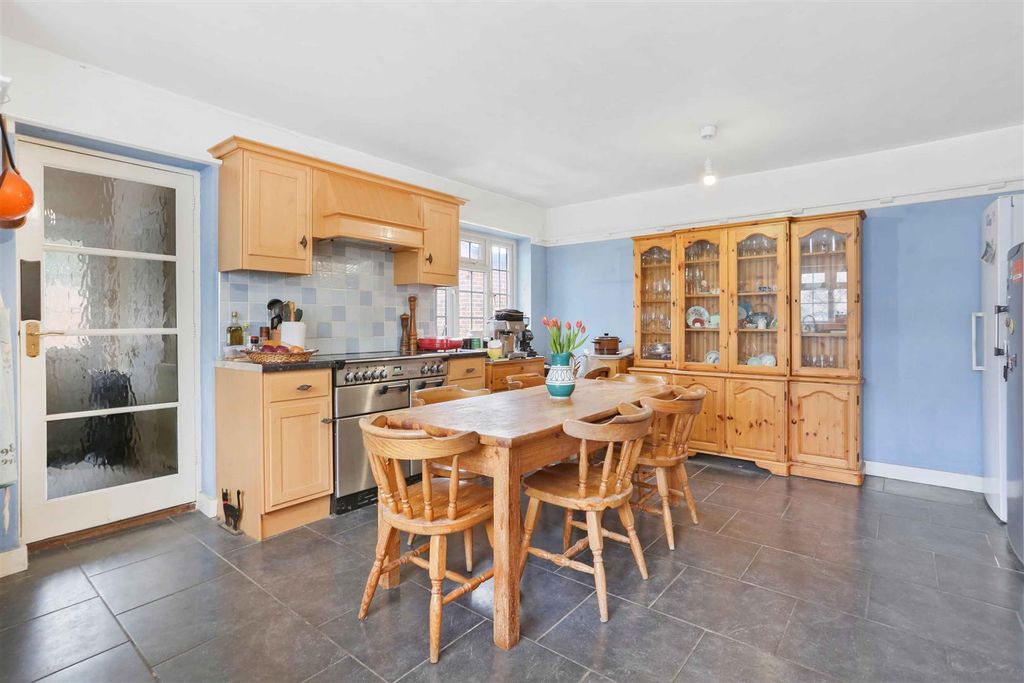 Property photo 2 of 19 989224498 23.Jpg