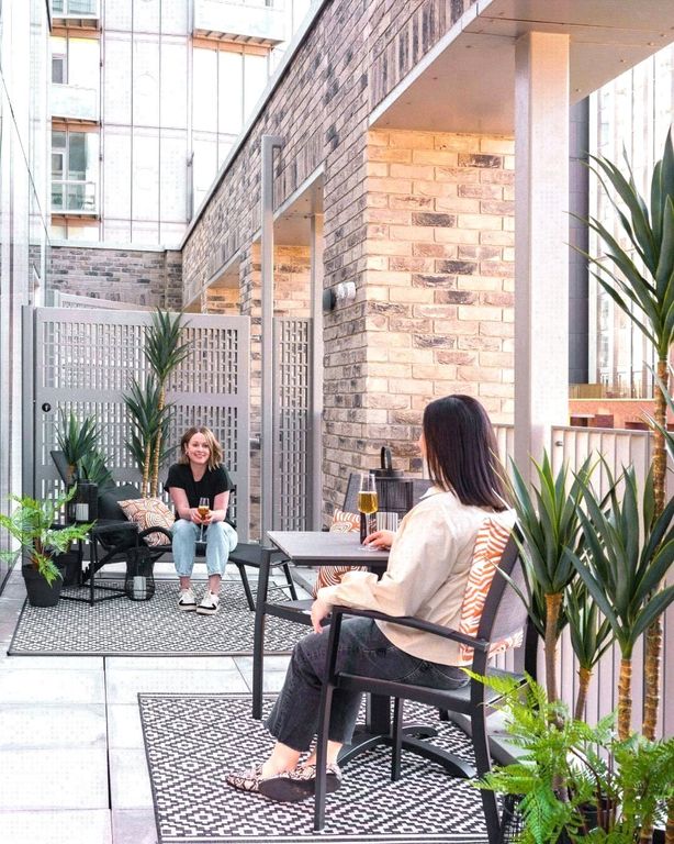 Property photo 2 of 16 Colliers Yard