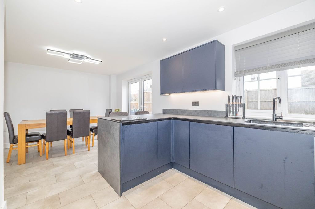 Property photo 3 of 16 Picture 3