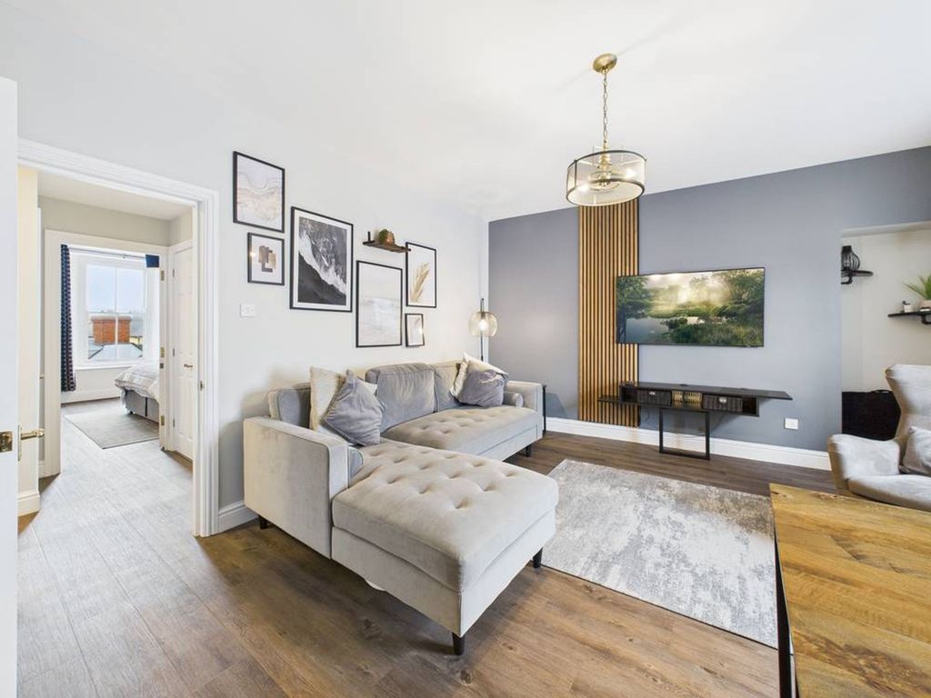 Property photo 2 of 11 Lounge