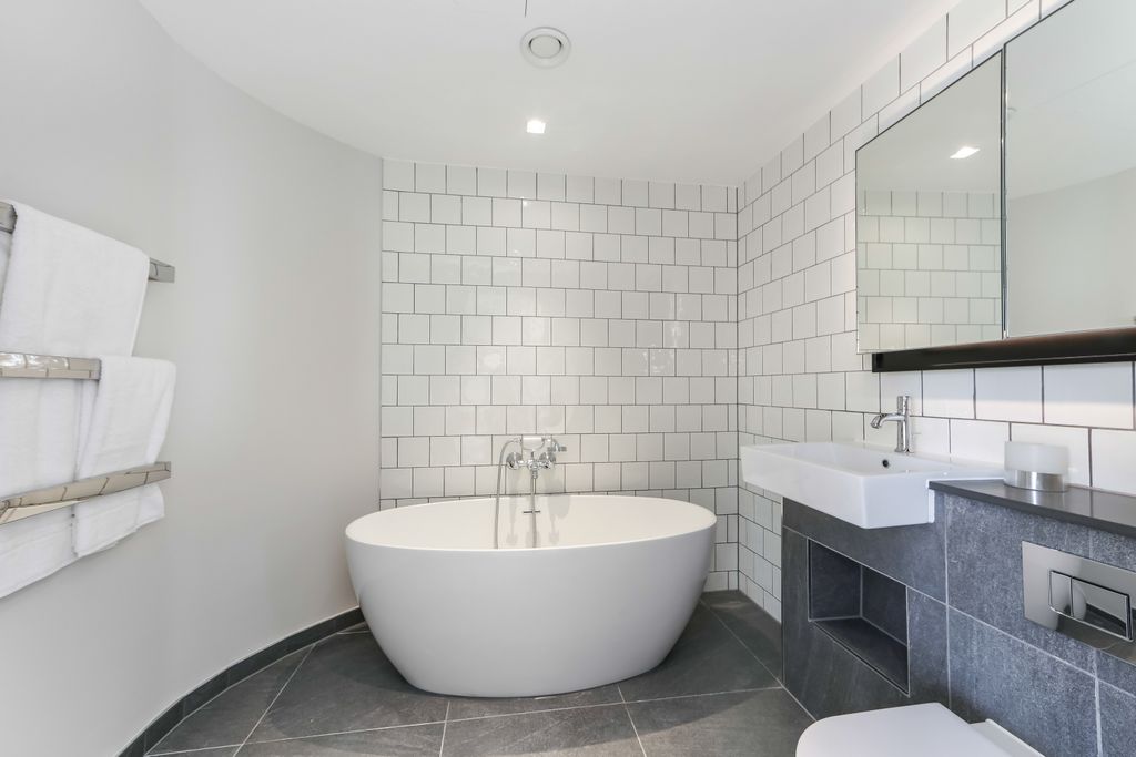 Property photo 3 of 14 Bathroom 