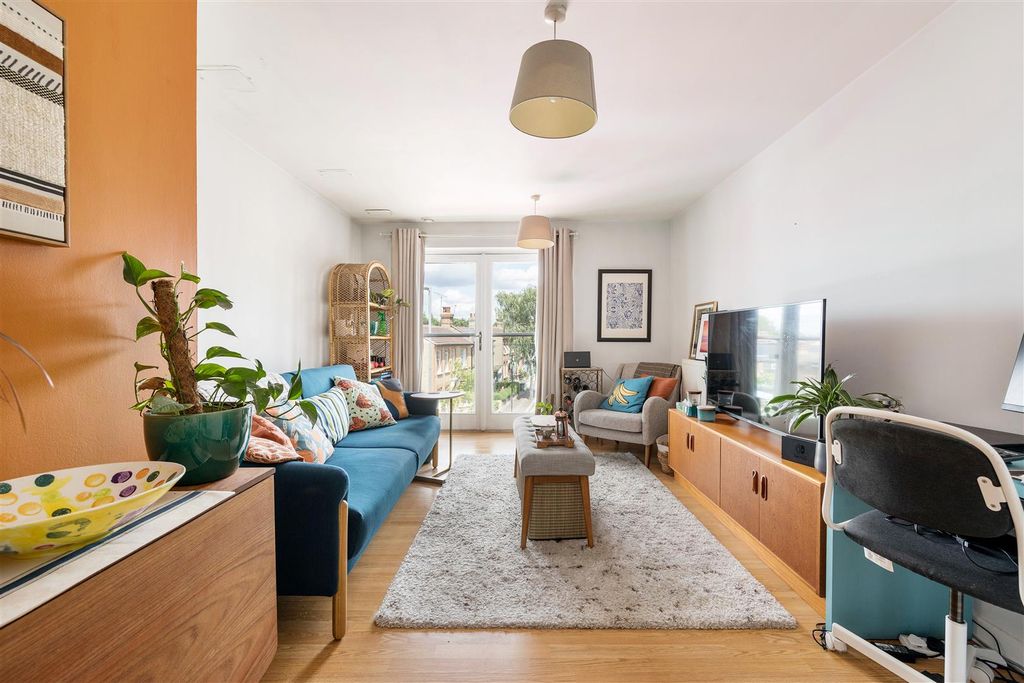 Property photo 2 of 18 Lea Bridge Road, E10