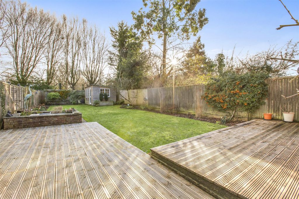 Property photo 3 of 18 35 Ellsworth Road, Hp11 2Tu-3.Jpg
