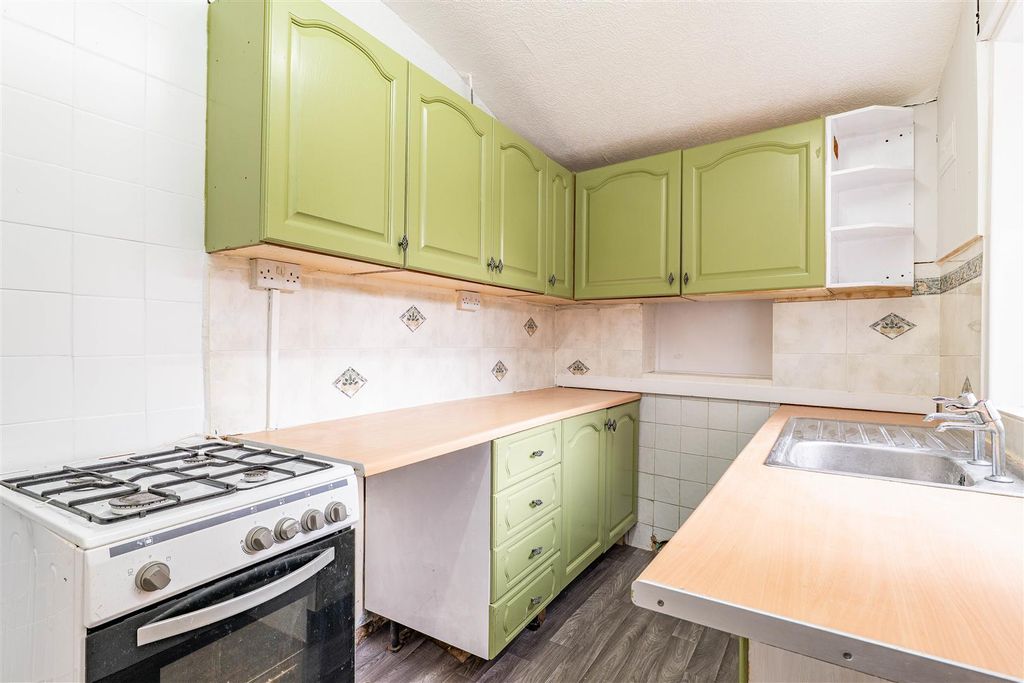 Property photo 3 of 19 Kitchen