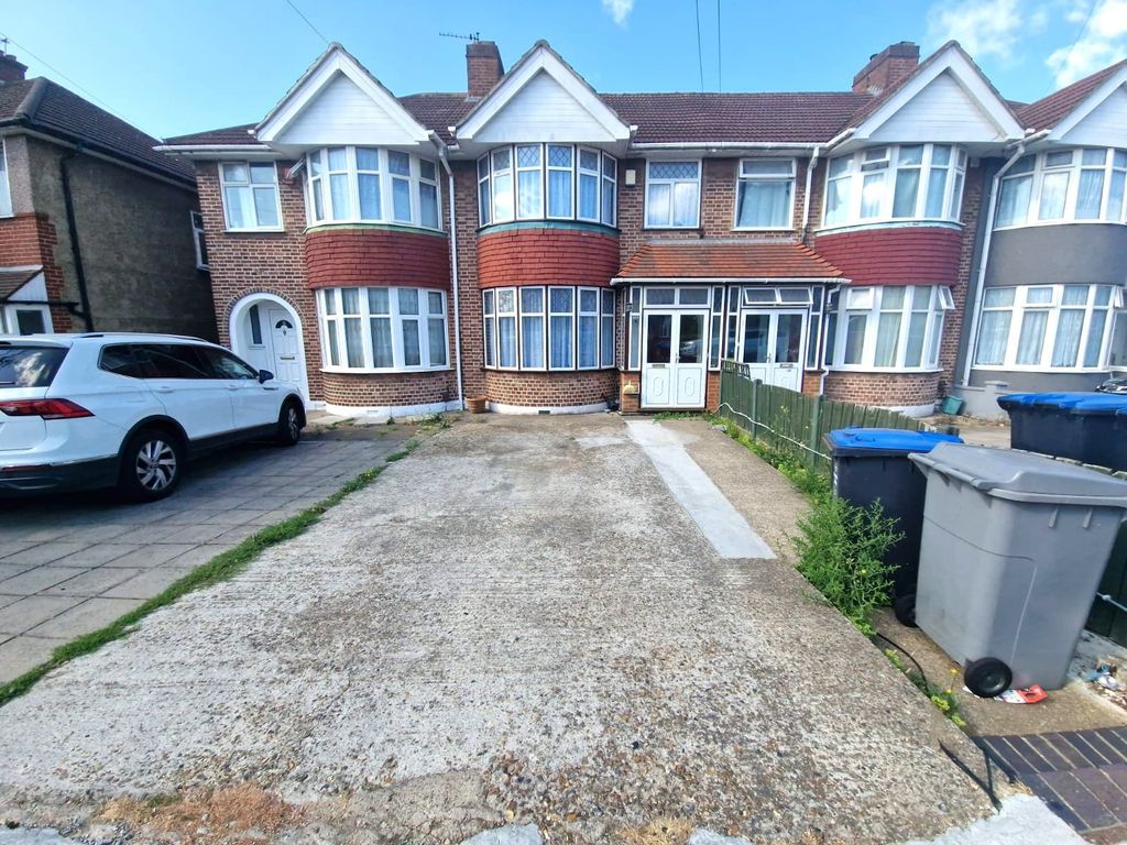 Property photo 1 of 17 Spacious Three-Bedroom House To Rent - Nw9
