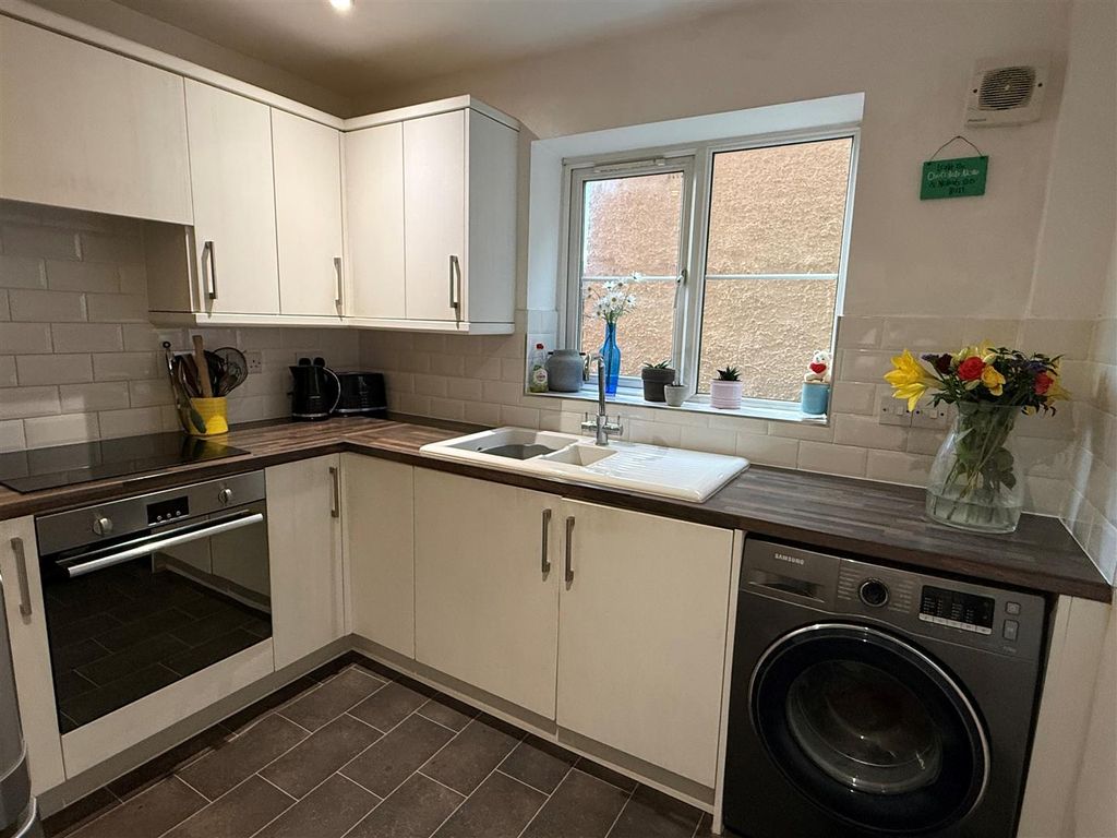 Property photo 3 of 11 Kitchen