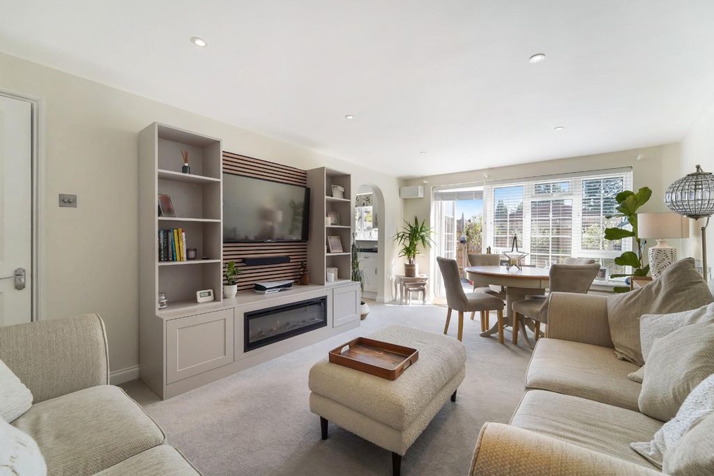 Property photo 3 of 14 Court Road