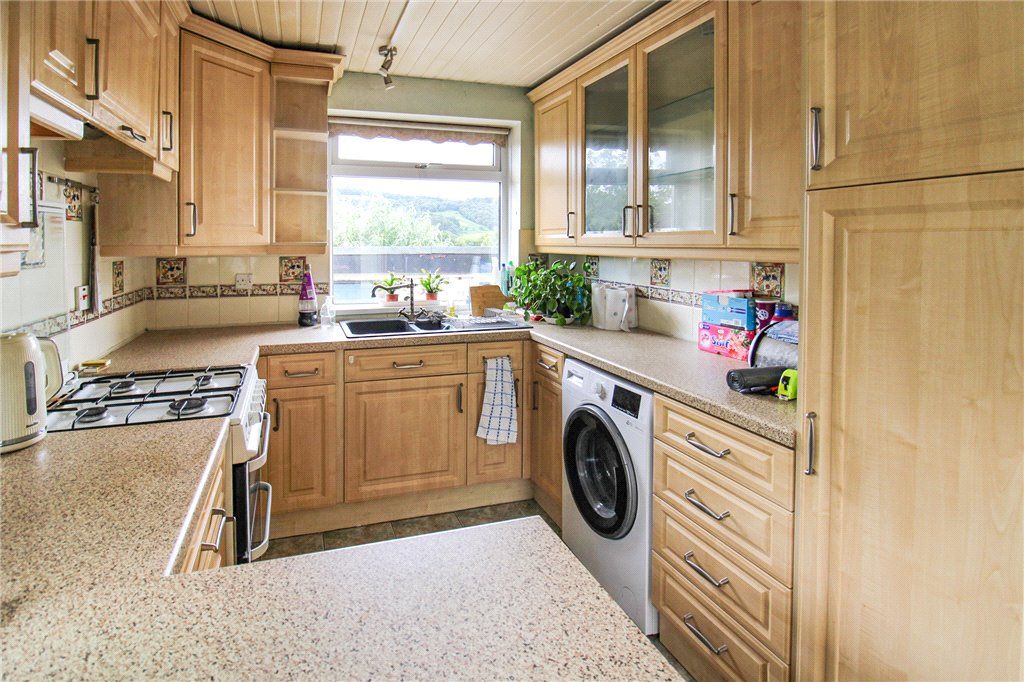 Property photo 3 of 11 Kitchen
