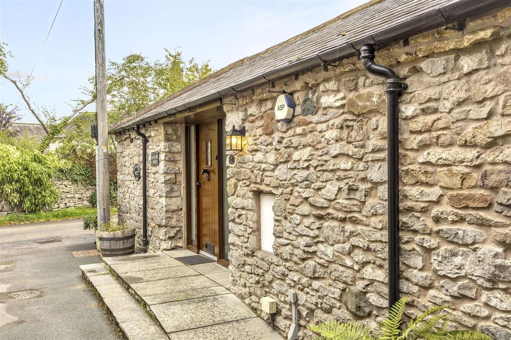 Property photo 1 of 25 2 Cobblestone Corner Bs_3.Jpg