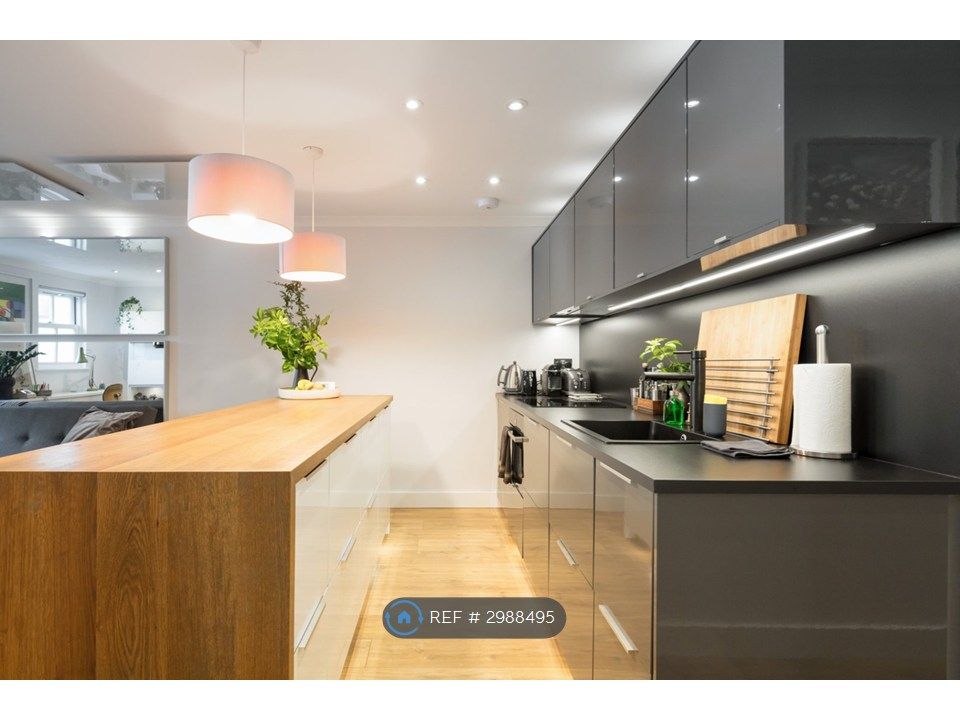 Property photo 3 of 25 Fully Fitted Built-In Kitchen
