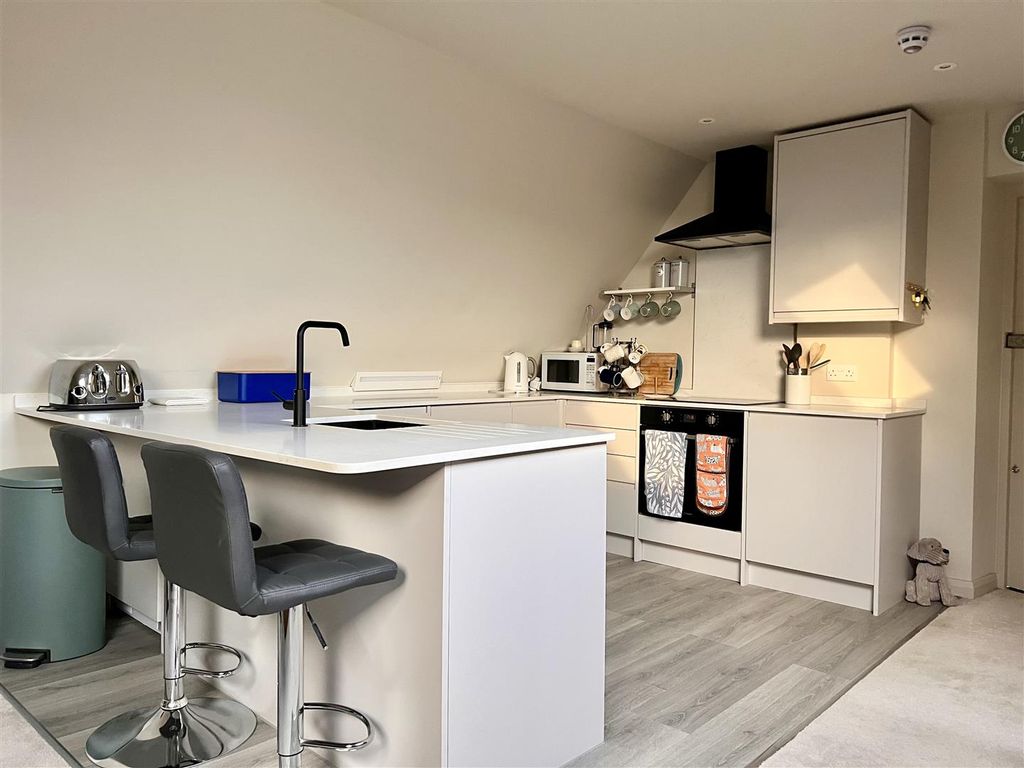 Property photo 1 of 14 Kitchen Bar.Jpg