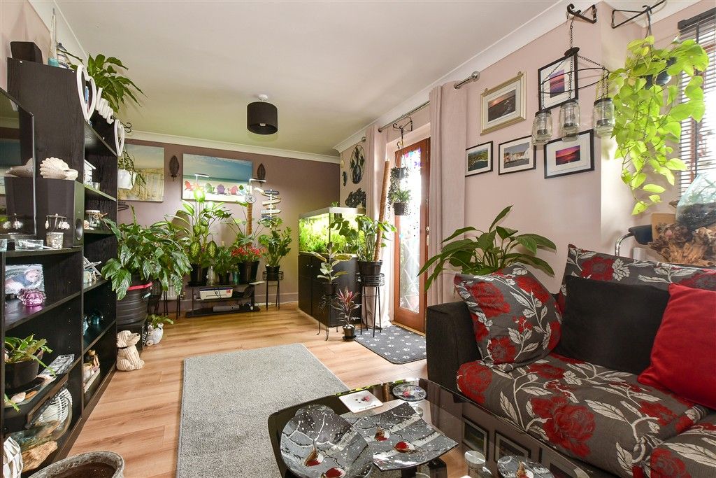 Property photo 3 of 13 Lounge