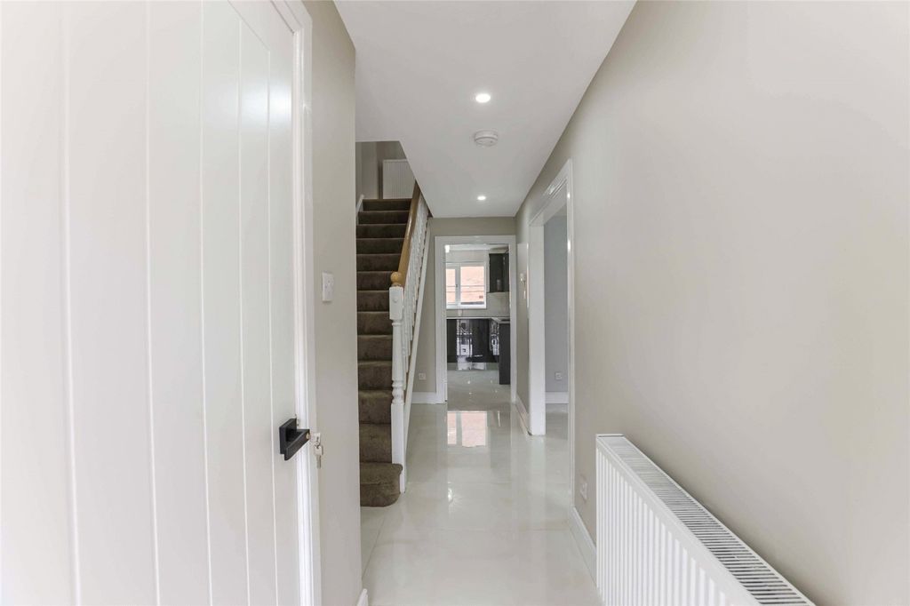 Property photo 2 of 35 Entrance Hall