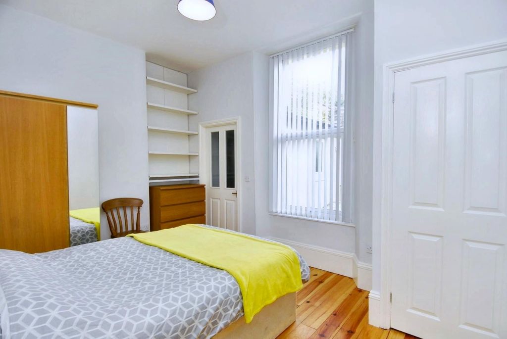 Property photo 3 of 4 6 Lockyer F2 Bedroom.Jpeg
