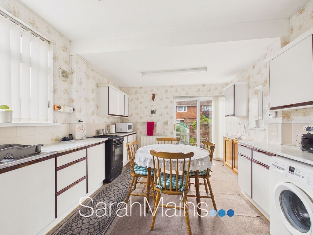 Property photo 3 of 11 Kitchen