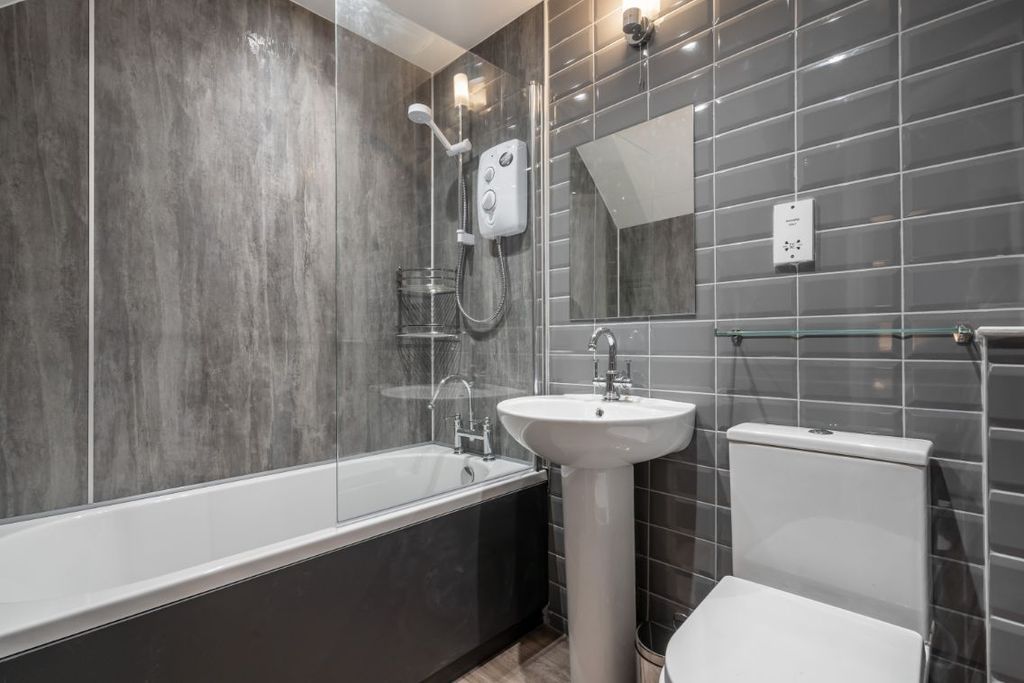 Property photo 3 of 13 51Ms - Bathroom