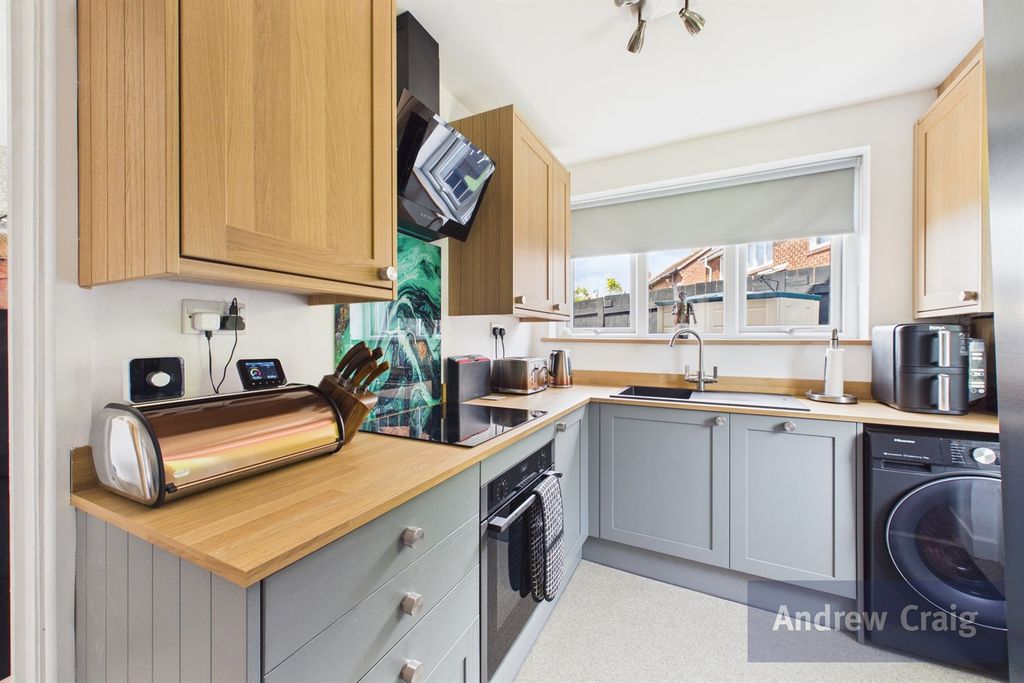 Property photo 2 of 11 Kitchen
