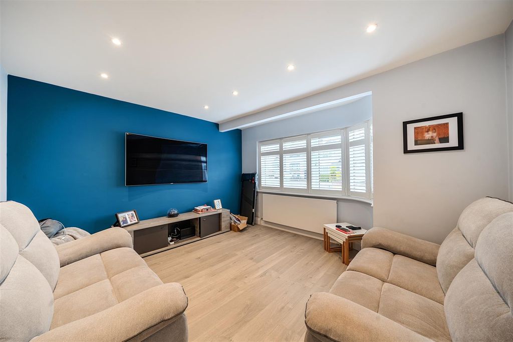 Property photo 3 of 11 Beechcroft Avenue - Lounge.Jpg