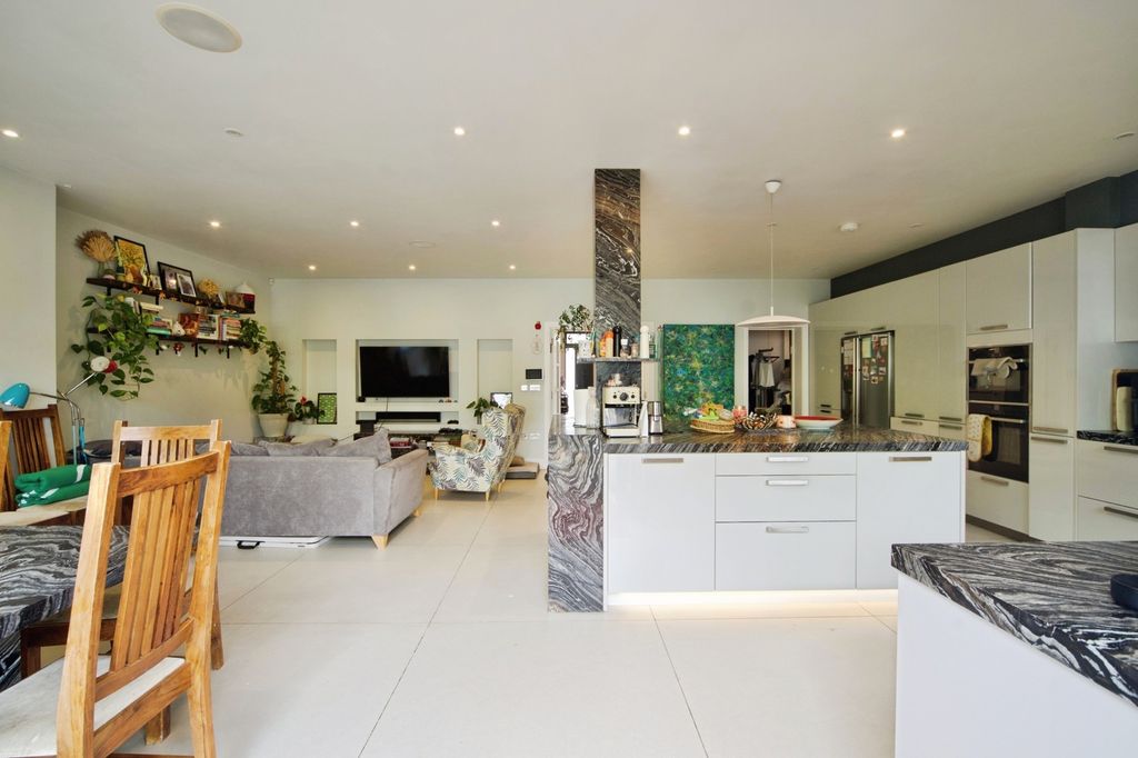 Property photo 3 of 20 Pbox-Img.Jpg