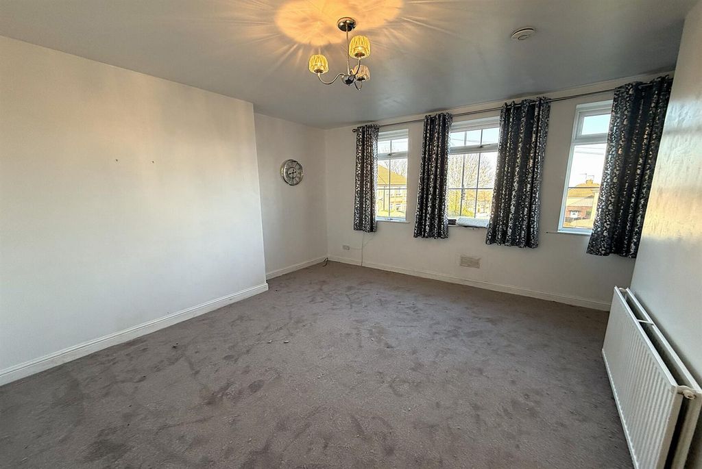 Property photo 3 of 10 Livingroom.Jpg