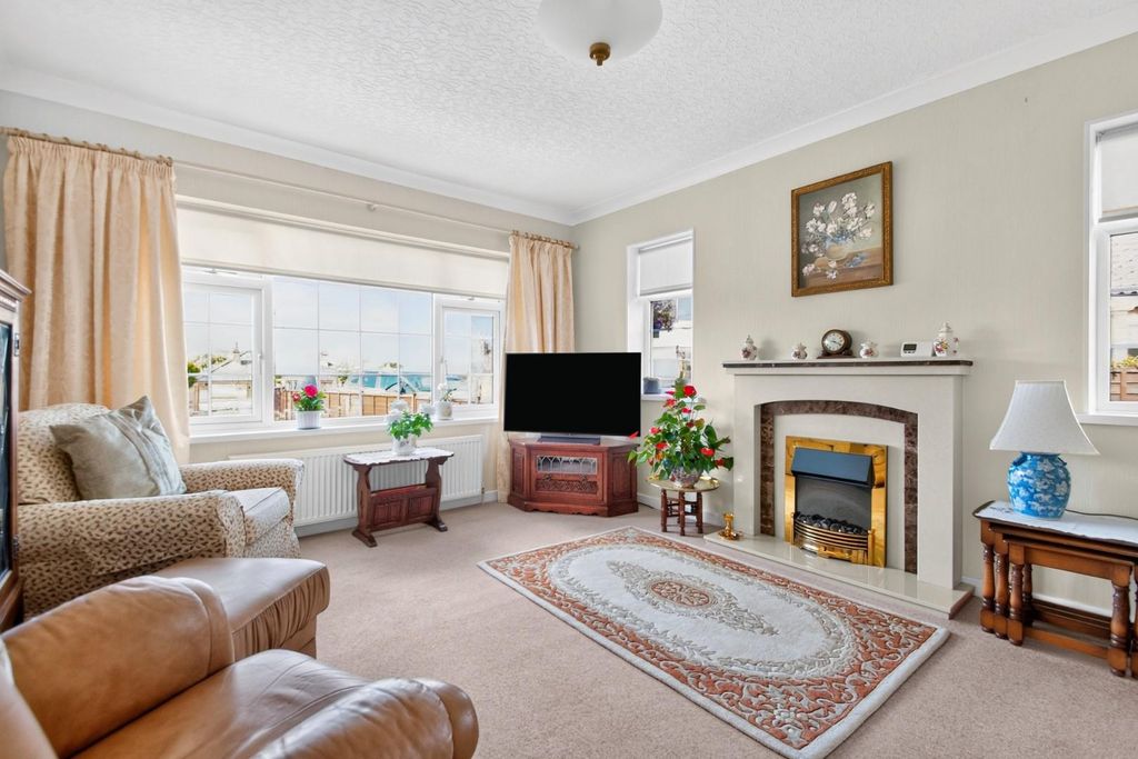 Property photo 2 of 17 22Redhillclose-4.Jpg
