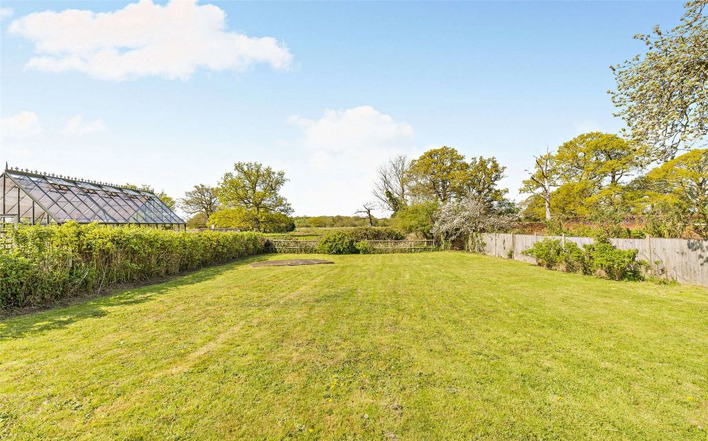 Property photo 3 of 18 Gardens