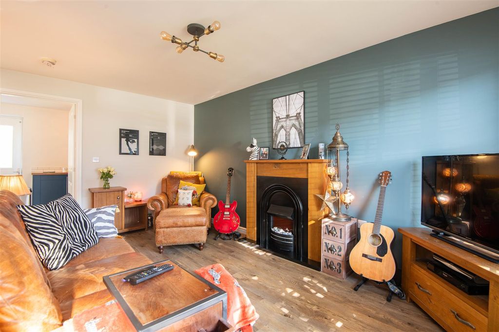 Property photo 2 of 18 Lounge