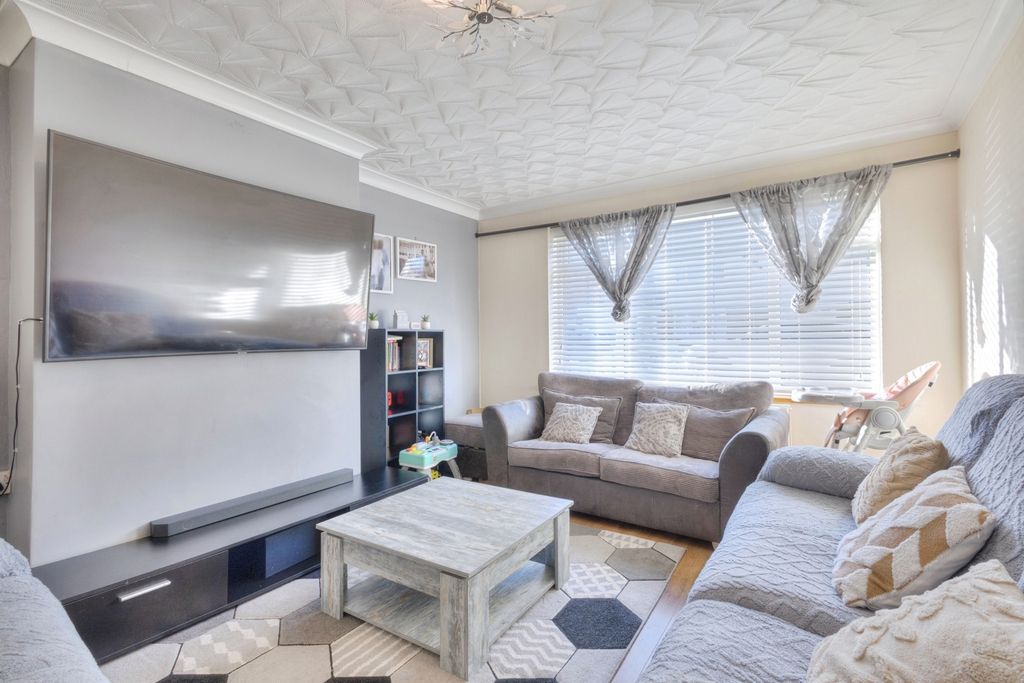 Property photo 3 of 15 Lounge