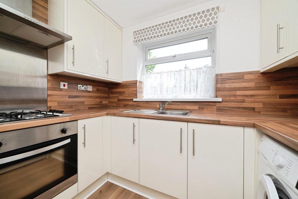 Property photo 3 of 10 Kitchen