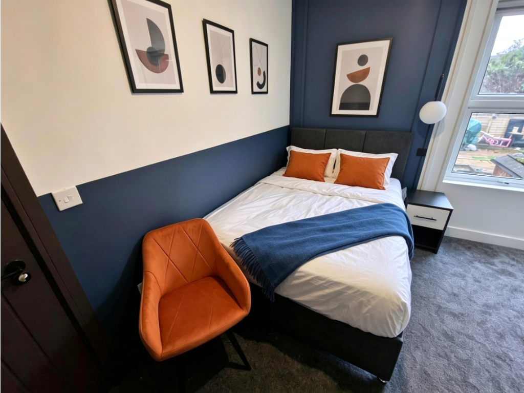 Property photo 2 of 16 42 H Room 4