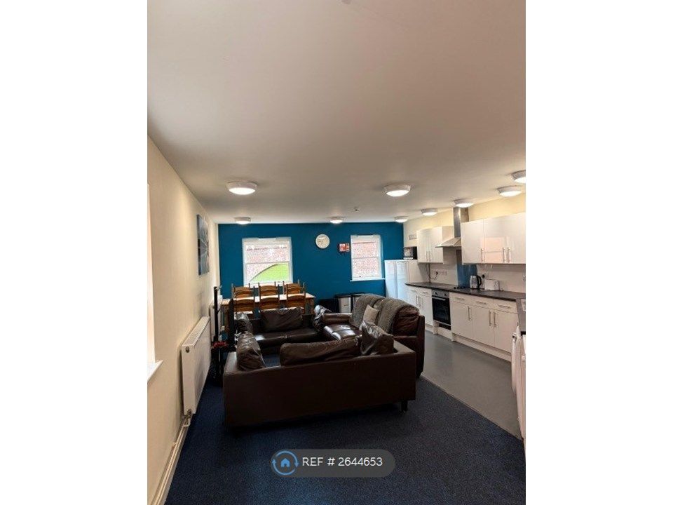 Property photo 1 of 8 Kitchen /Lounge