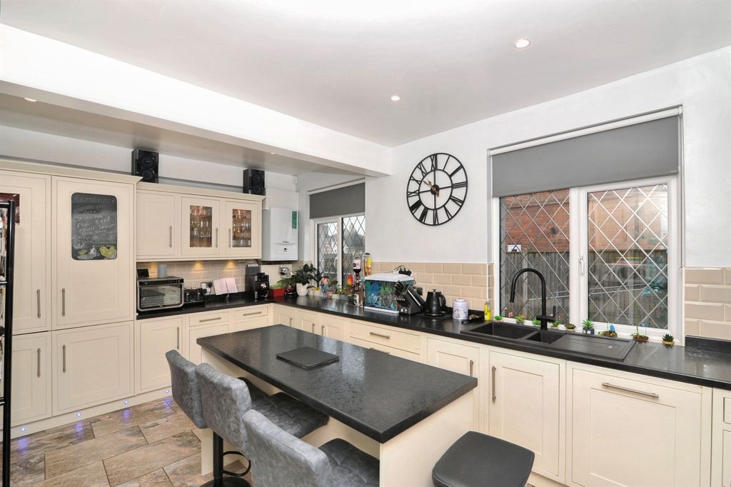 Property photo 2 of 25