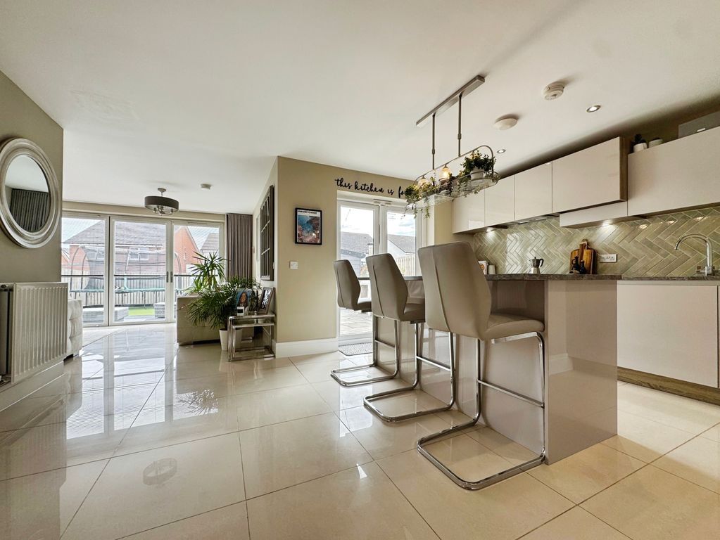 Property photo 3 of 26 Dining Kitchen