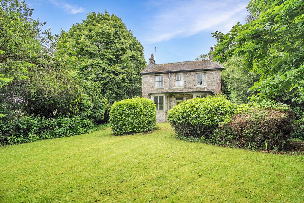 Property photo 1 of 28
