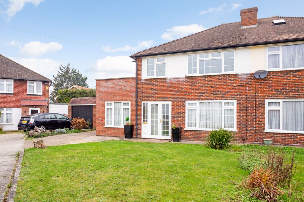 Property photo 3 of 26 16 Grenville Close 2
