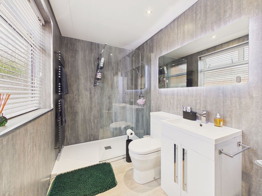 Property photo 3 of 13 Bathroom