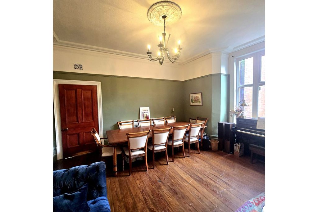 Property photo 2 of 27