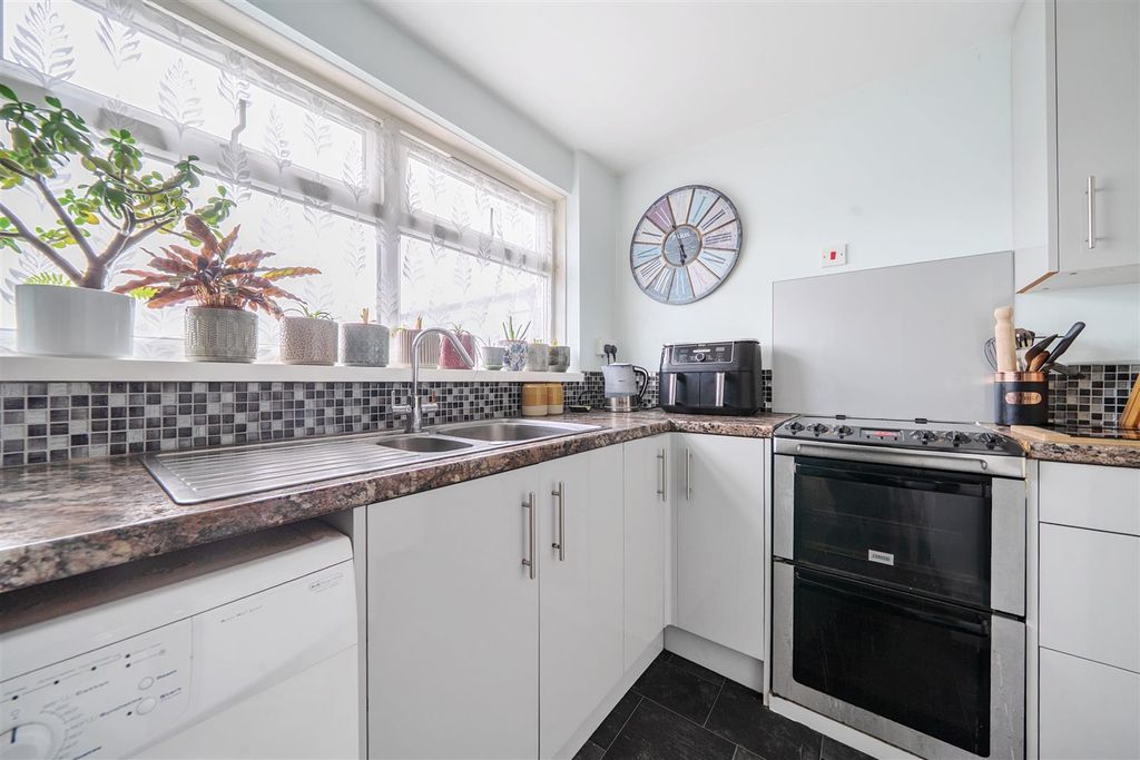 Property photo 3 of 10 1375957-1-6909c7370A37F.Jpg