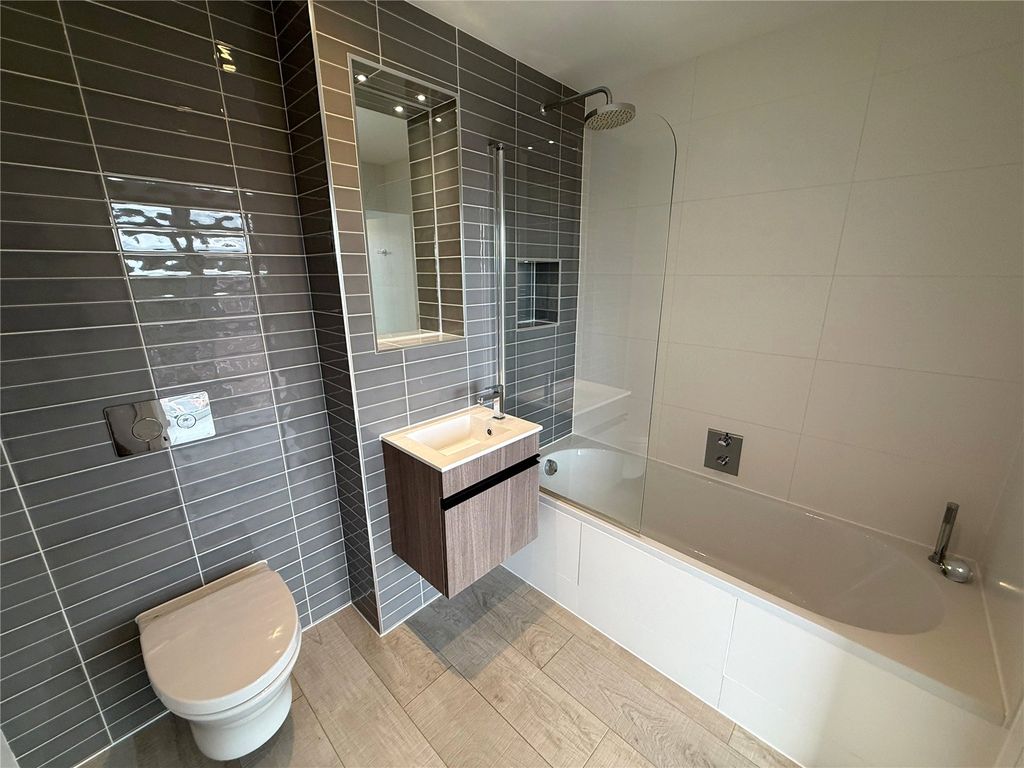 Property photo 3 of 10 Bathroom