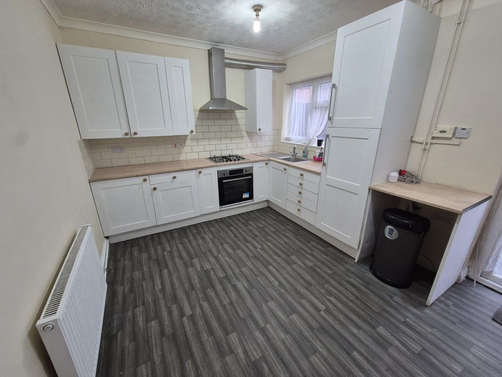 Property photo 3 of 8 Kitchen