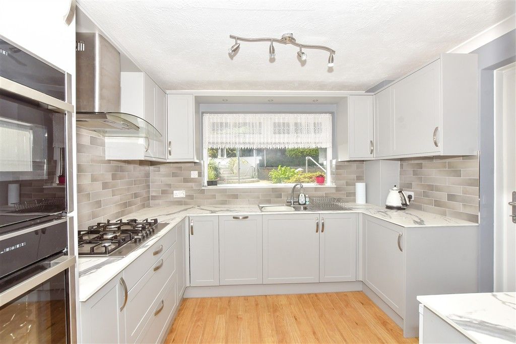 Property photo 3 of 17 Kitchen