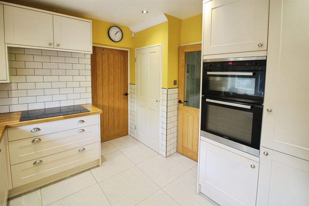 Property photo 3 of 20 Kitchen
