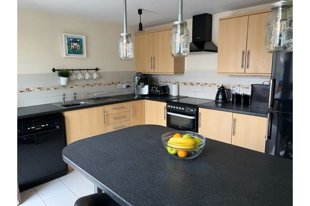 Property photo 2 of 10 Kitchen