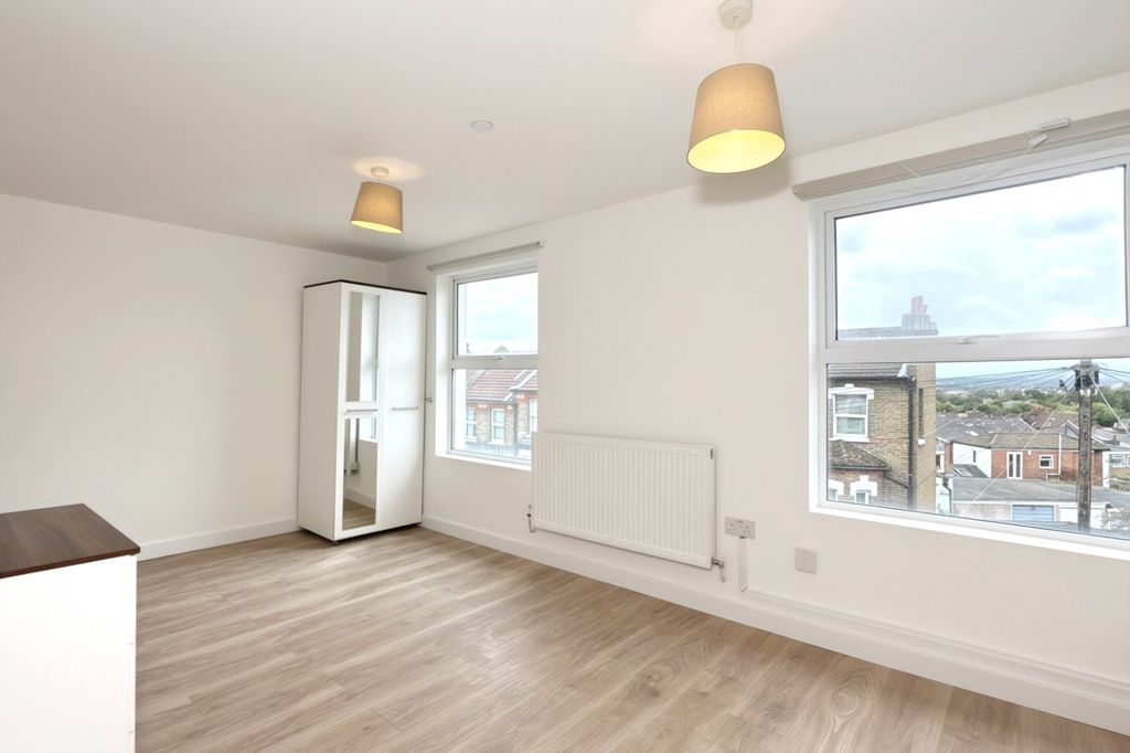 Property photo 2 of 12 Picture No. 10