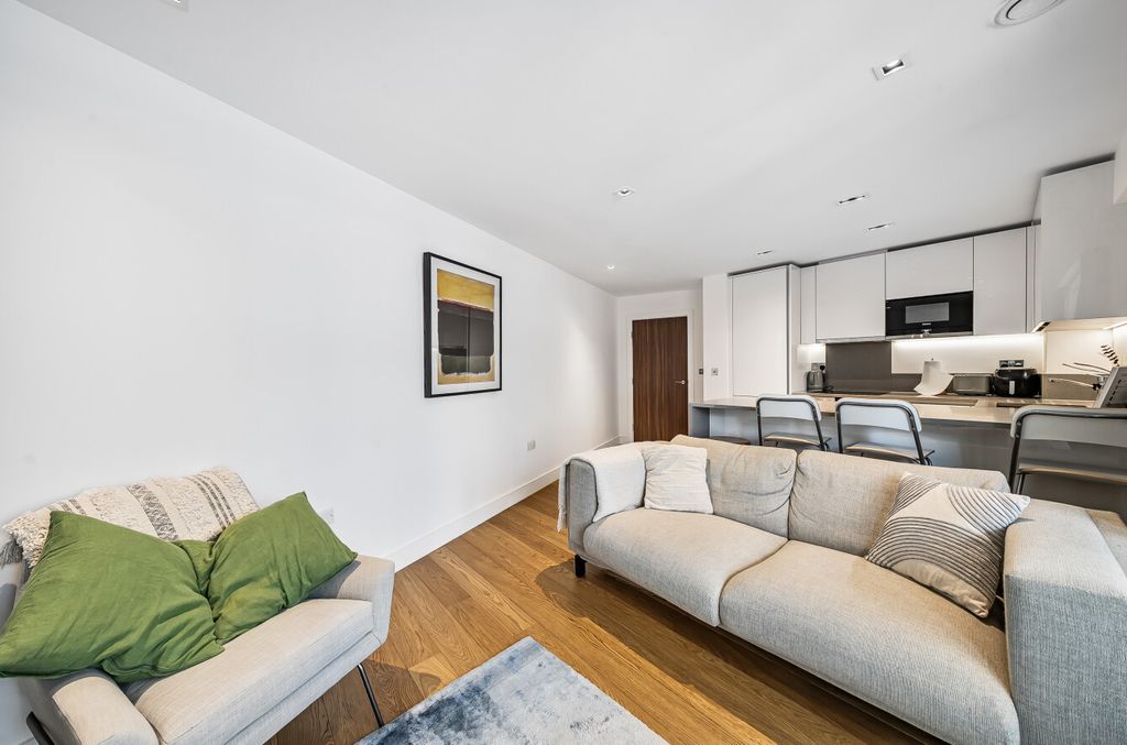 Property photo 3 of 17 1320107-11-686Eb9...