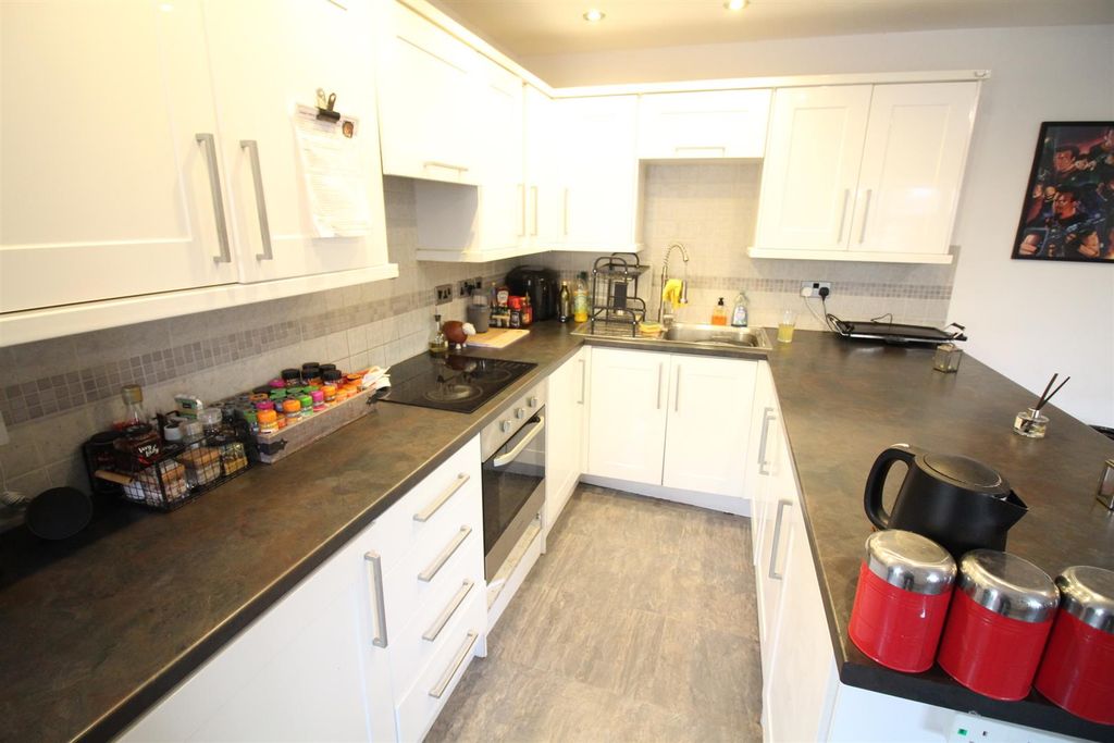 Property photo 3 of 11 Kitchen/Diner/Living